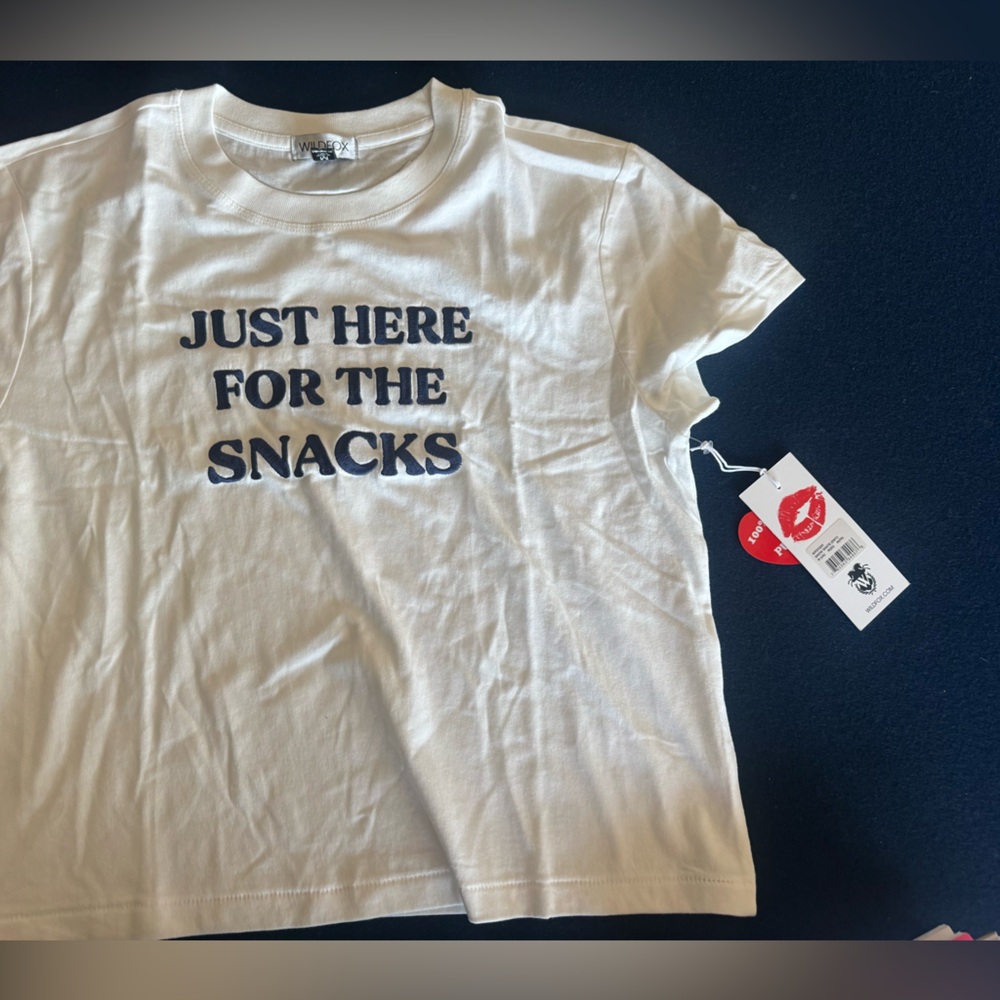 WILDFOX White cute/sassy Short Sleeve Tee”I’m just here for the snacks” in navy